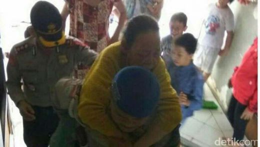 Mengharukan... Polisi Ini Gendong Nenek Agar Bisa Nyoblos di TPS Muara Angke