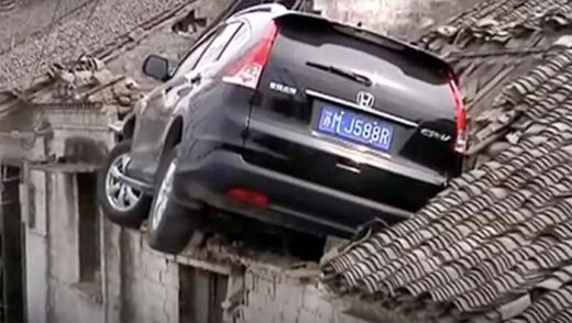 Mau Ngerem Malah Injak Gas, Honda CR-V Ini Nyangkut di Atap Rumah