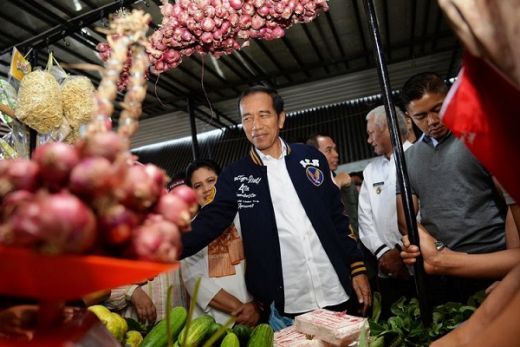 Ditemani Luhut, Jokowi Diberi Jeruk oleh Pedagang Pasar Balige