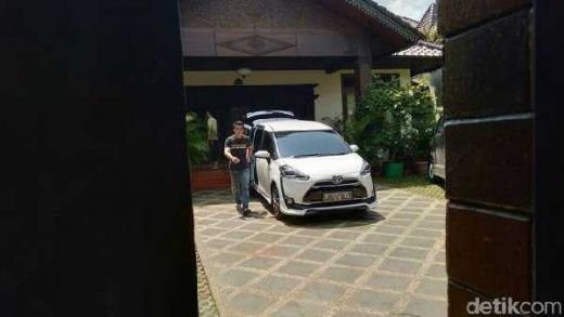Dikabarkan OTT, Mobil Keluar Masuk Bawa Dokumen di Kediaman Ketum PPP Romahurmuziy