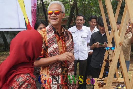 Beli Kacamata Produk UMKM, Ganjar Pranowo: Aku Tambah Ganteng Ora?