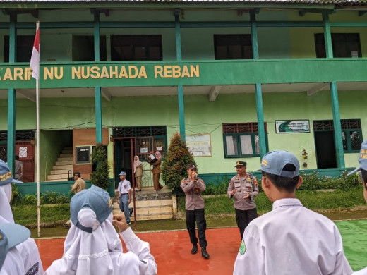 Ingatkan Bahaya Kenakalan Remaja, Polisi Sambangi SMK Nusahada Reban