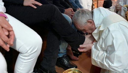Jelang Hari Paskah, Paus Fransiskus Basuh dan Cium Kaki 12 Narapidana
