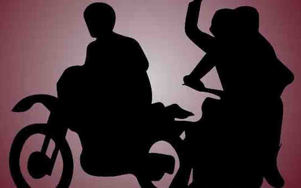 Perjuangan Sengit Petugas Damkar Pertahankan Sepeda Motor dari Kepungan Penjahat