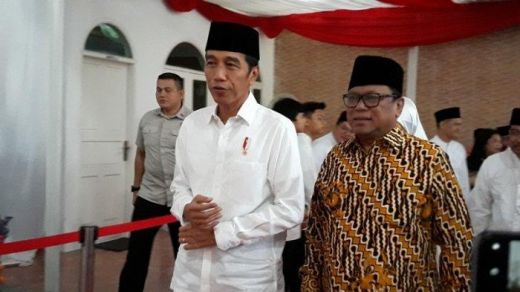 Kenakan Baju Putih dan Peci Hitam, Presiden Jokowi Buka Puasa di Rumah Oesman Sapta