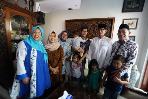 Melayat Pejuang Demokrasi di Surabaya, Sandi Harap Penyelenggaraan Pemilu Diperbaiki