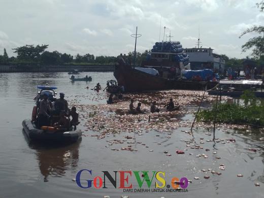 Kapal Penuh Muatan Sembako Karam di Sungai Siak, Warga Berebut Mie Instan