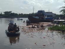 Kapal Penuh Muatan Sembako Karam di Sungai Siak, Warga Berebut Mie Instan