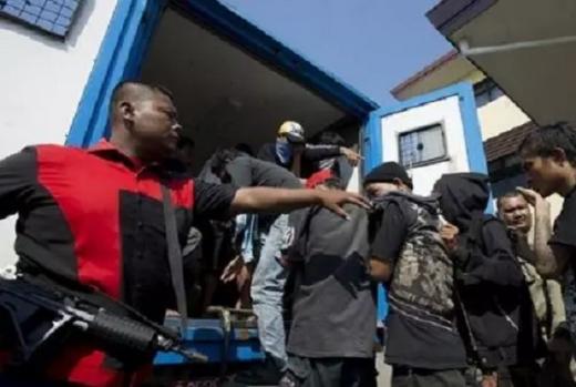 Polisi Ciduk 10 Preman Pemeras Sopir Truk Pasar Tanah Abang