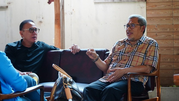 Lepas Kerinduan Sebagai Sahabat, Iwan Bule Nyeruput Kopi Bersama Kang Aher