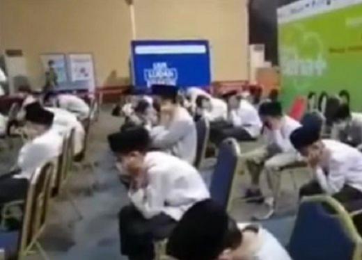 Santri Tutup Telinga Dengar Musik Disebut Lebay, MUI: Yang Ngomong Tak Pernah Baca Alquran