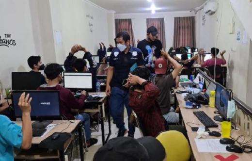 Bukan Cuma Karyawan, DPR Desak Polisi Tangkap Pemilik Pinjol Ilegal