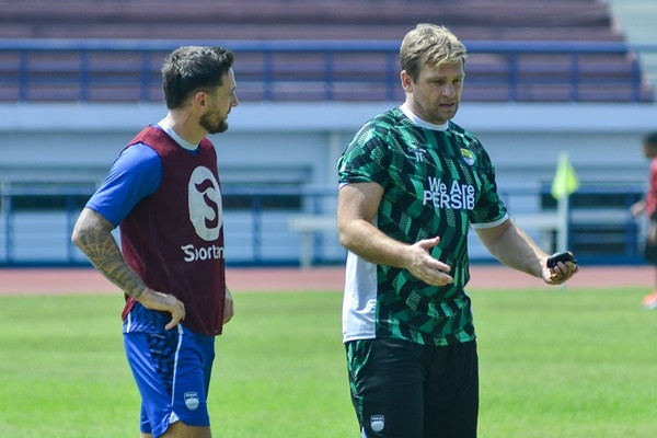 Bojan Hodak Siapkan Strategi Persib Bandung Tanpa Marc Klok