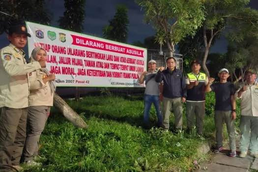 Satpol PP Tertibkan Ruang Publik di Daan Mogot Dua Pria Dibawa ke Panti Sosial