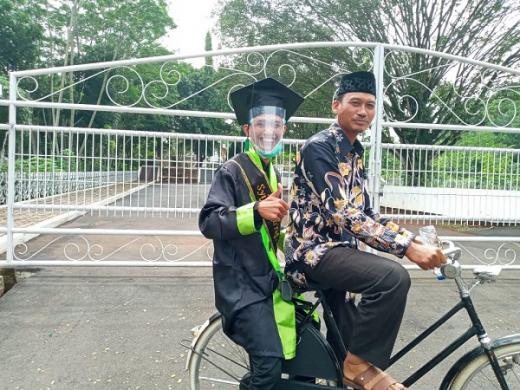Wisuda Drive True di IAIN Pekalongan, Anak Kuli Bangunan Ini Diantar Ayahnya Pakai Sepeda