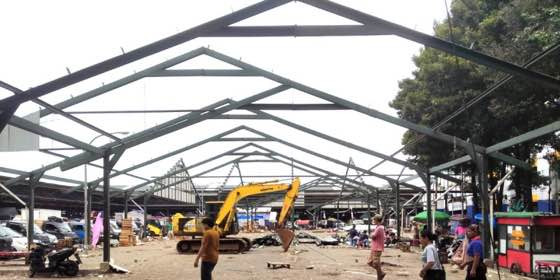 Usai Kebakaran, Pedagang Kramat Jati Dipindahkan ke Penampungan Sementara