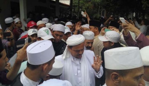 Habib Rizieq Pimpin Pembacaan Doa di Pemakaman Kiai Hasyim Muzadi