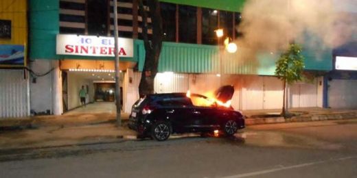 Waduh... Baru 2 Hari Dibeli, Toyota Yaris Ludes Terbakar Saat Parkir