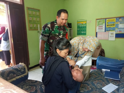 Pastikan Balita Sehat, Babinsa Rutin Dampingi Petugas Kesehatan di Posyandu