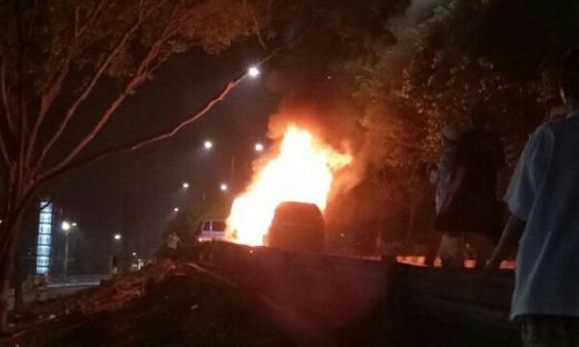 Diduga Teror, Mobil Terbakar Meluncur ke Arah Jamaah Tablig Akbar di Jakarta Timur