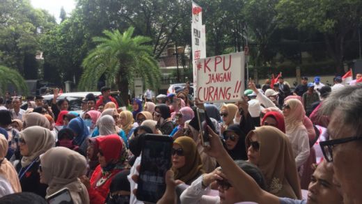 Tak Kenal Lelah, Ratusan Emak-emak Demo Istana Tuntut Setop Situng KPU