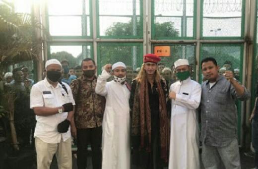 Para Napi Nangis dan Ucapkan Takbir saat Habib Bahar Dibebaskan dari Lapas Cibinong
