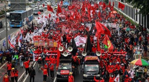 Massa Aksi Tolak Omnibus Law di DPR: Rezim Anti-rakyat!