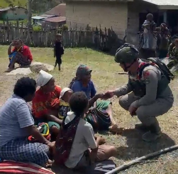 Sambangi Warga Sinak, Satgas Ops Damai Cartenz Hadirkan Rasa Aman dan Kehangatan