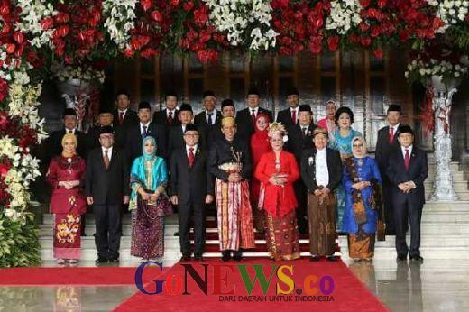 Jokowi-JK Kenakan Pakaian Adat, DPD RI: Seharusnya Menteri Juga Pakai pada Momen-momen Khusus