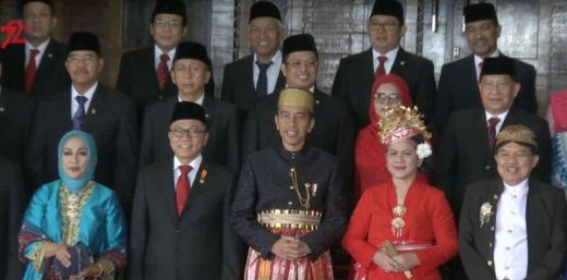 Sampaikan Pidato Kenegaraan, Jokowi Kenakan Pakaian Adat Bugis, Sementara JK Kenakan Pakaian Adat Jawa