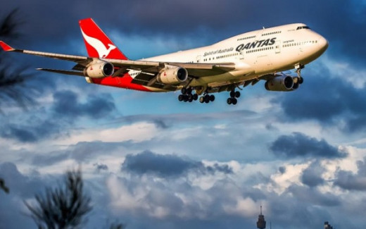 Jedar! Pesawat Qantas Disambar Petir, Terpaksa Dialihkan dari Tujuan