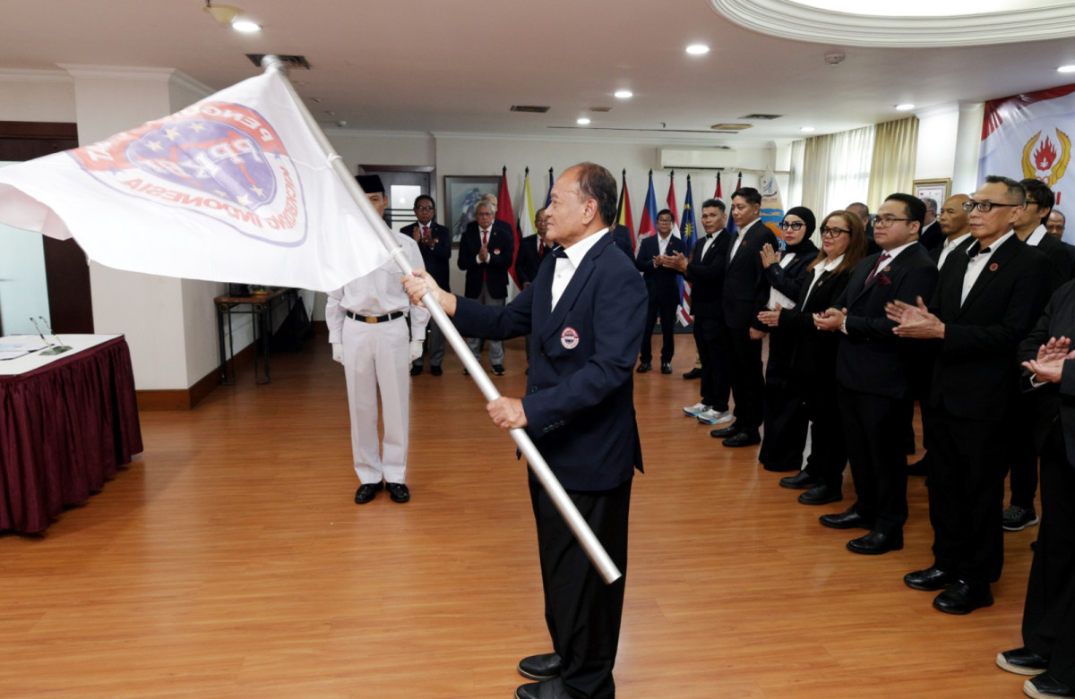 GoNews.co Saat mengibarkan bendera petak
