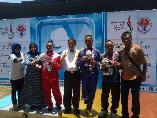 Sekda Hijazi Kalungkan Medali Perdana Riau di Cabor Atletik  Peparnas XV Jawa Barat