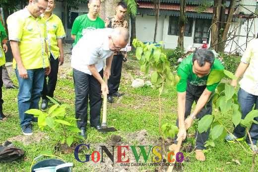 Gubernur Turut Menanam Pohon Saat Hadiri Reuni Akbar Faperta Universitas Riau