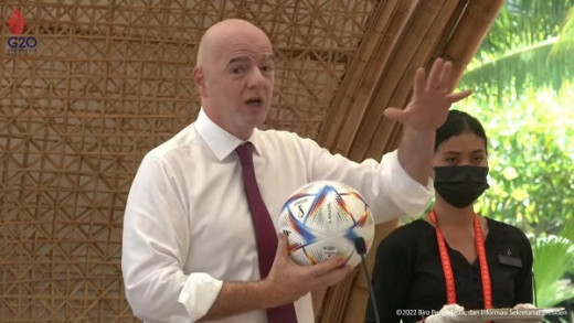 KTT G20, Presiden FIFA Berikan Bola Piala Dunia 2022