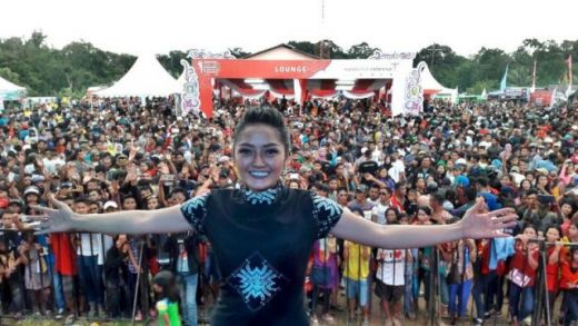 Musik Dangdut Emang Gak Ada Matinya, Siti Badriyah Sukses Goyang Wonderful Indonesia di Crossborder Festival 2016 Aruk