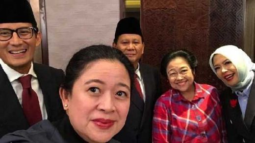Tiba di Arena Debat, Megawati Foto Bareng Prabowo