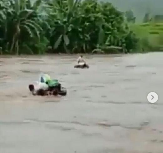 Ibu dan Anak Terbawa Banjir Jember, Warga hanya Bisa Berteriak Pilu
