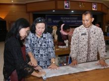 Ketua Pembina Yayasan Hang Tuah Pimpin Pelatihan Ecoprint Guru Seni Budaya