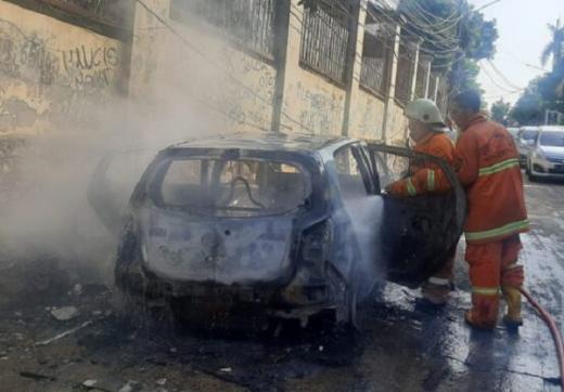Gegerkan Warga, Daihatsu Ayla Mendadak Terbakar di Depok