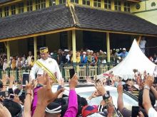 Diarak Ribuan Warga Kalbar, Prabowo Subianto Terima Gelar Bangsawan Kesultanan Pontianak