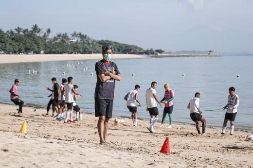 Bali United FC Jalani Latihan di Pantai