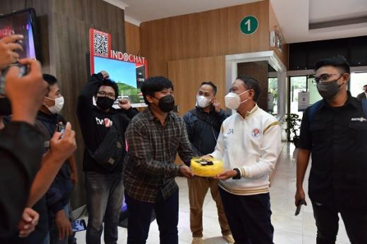Menpora Amali Dapat Kejutan Kue Ulang Tahun dari Para Jurnalis