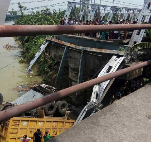 Jembatan Widang Tuban Ambruk, Dua Sopir Tewas Terjebak di Dalam Truk