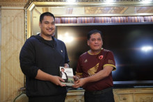 Menpora Dito Dapat Buku Soal Sepak Bola Indonesia dari Nurdin Halid
