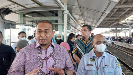 Banyak Keluhan Penumpang KRL, Andre Rosiade Sidak Stasiun Manggarai