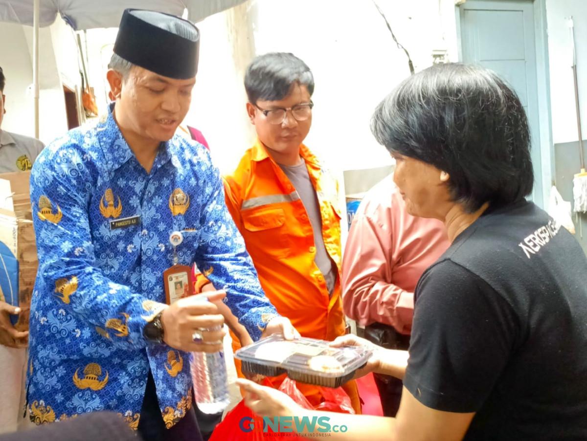 Blusukan ke Krendang, Camat Tambora Bersama Wartawan Salurkan Bantuan untuk Warga