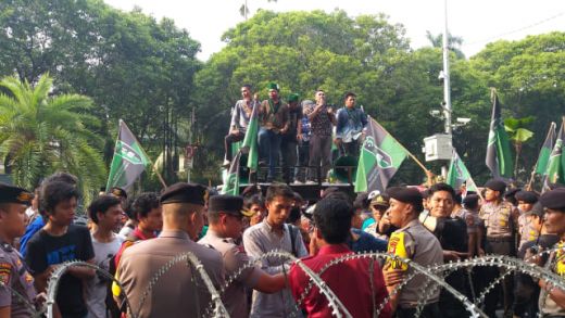 Massa HMI Demo di KPU, Bawa Keranda Mayat dan Bakar Ban
