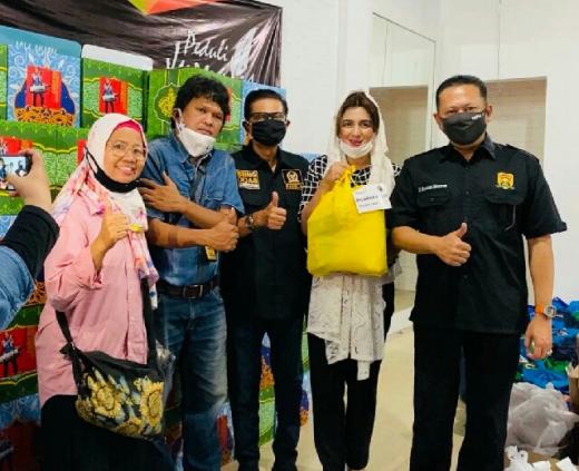 Sumbang Sembako ke Jurnalis Infotainment, Bamsoet Ajak Tangkal Berita Hoax Corona