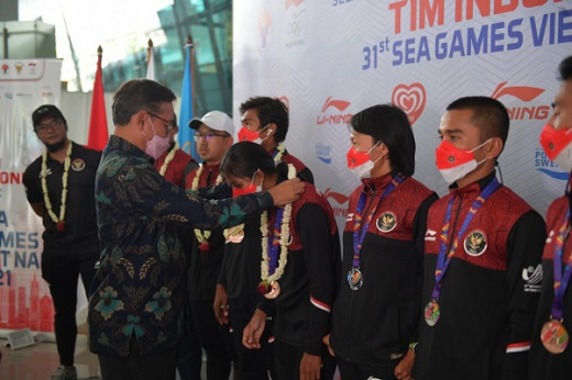 Kemenpora Beri Apresiasi Atlet Triathlon Indonesia yang Berhasil Raih Lima Medali di Vietnam